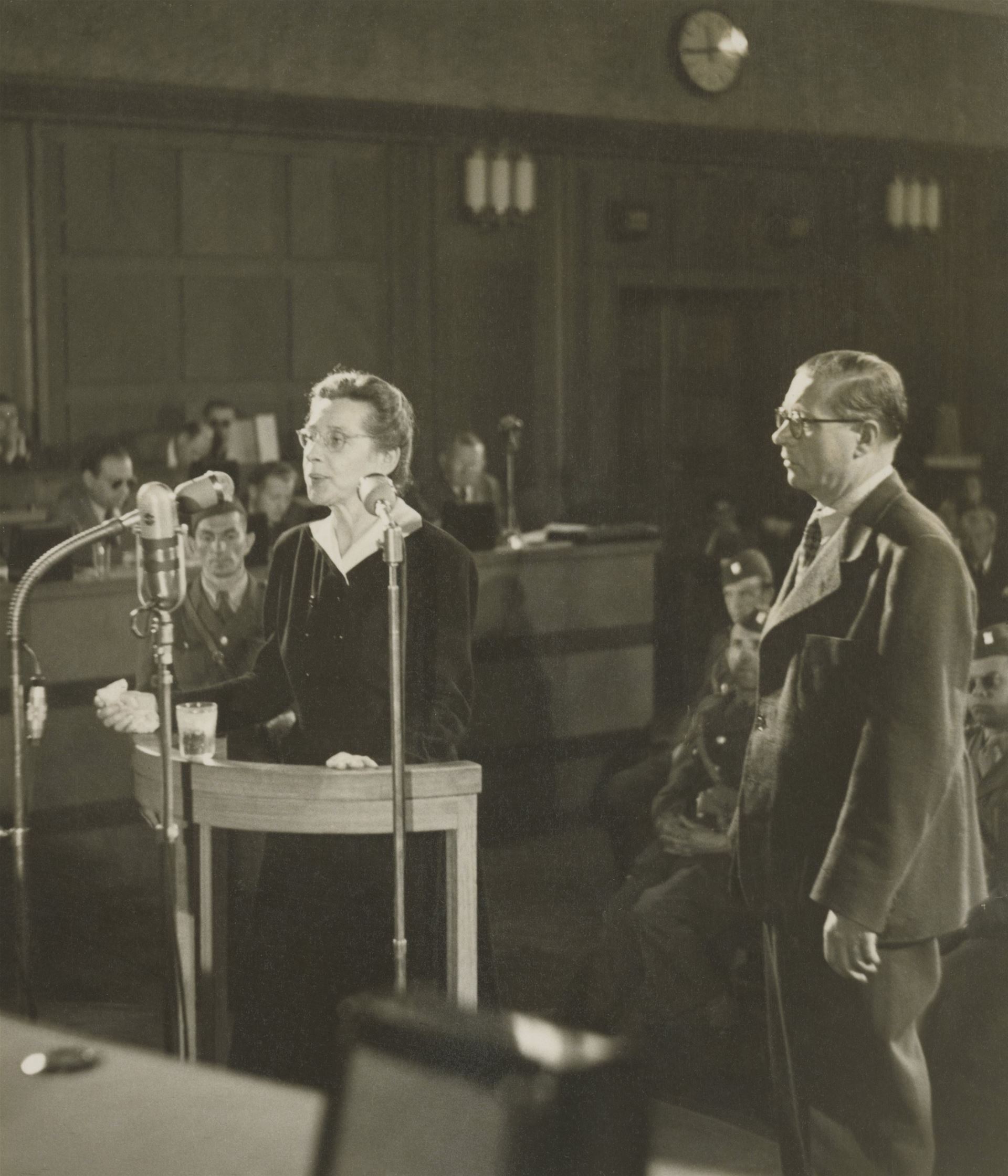 Milada Horáková a Oldřich Pecl před senátem Státního soudu v Praze v sobotu 3. června 1950 v 11.44 hod.
