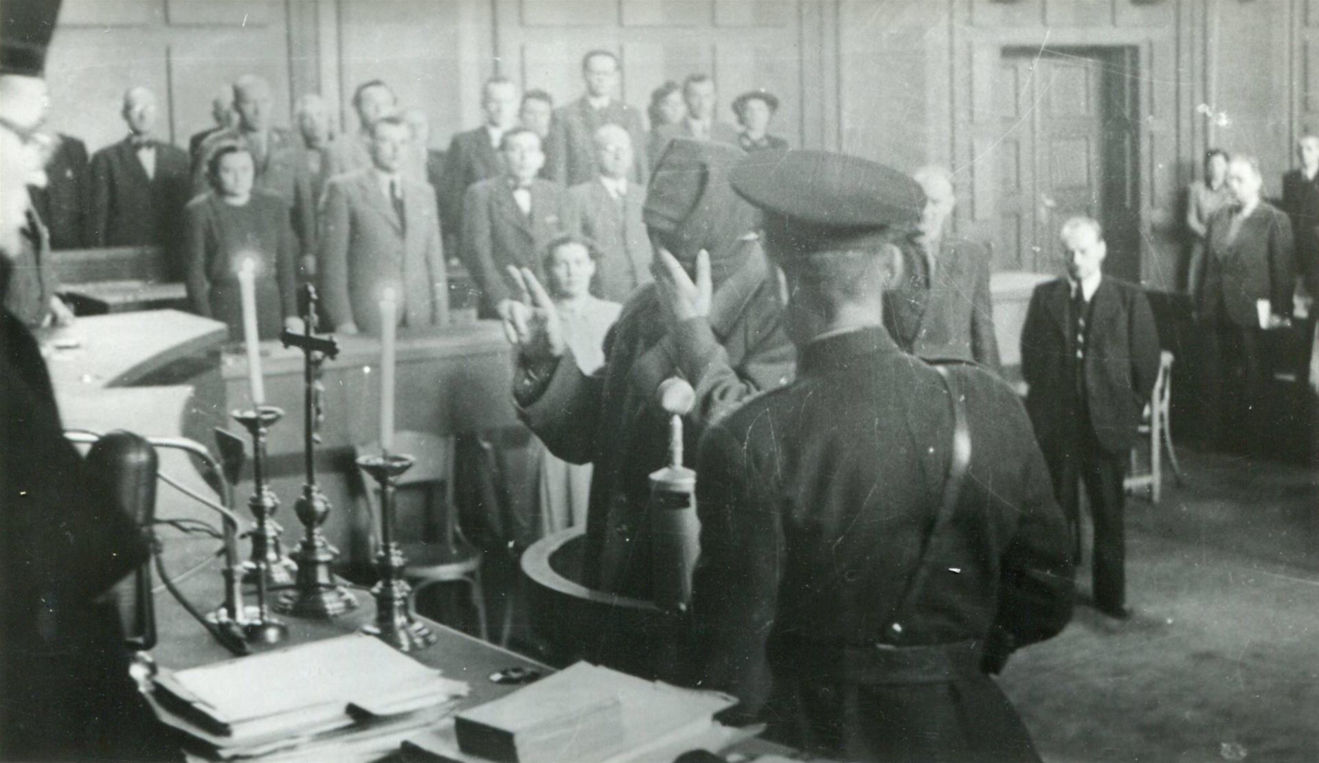 Přísaha oběti koncentračního tábora před svědectvím, které poskytla někdy mezi 22. březnem a 10. dubnem 1946 před Mimořádným lidovým soudem s Karlem Hermannem Frankem. Snímek Jan Kaplický